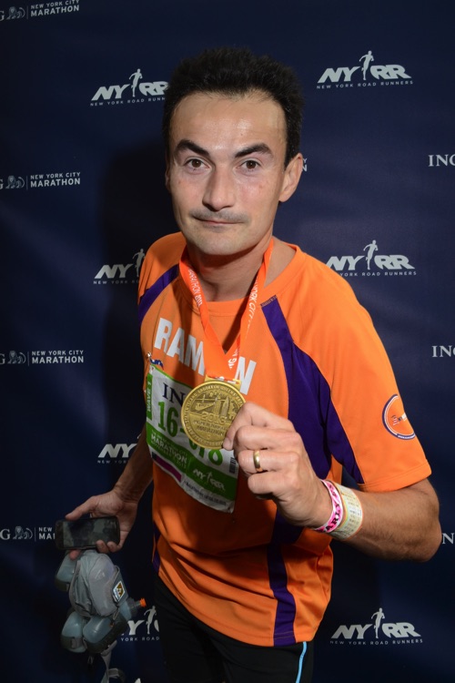 New York Marathon voor KiKa - Ramon de la Fuente met trotse medaille