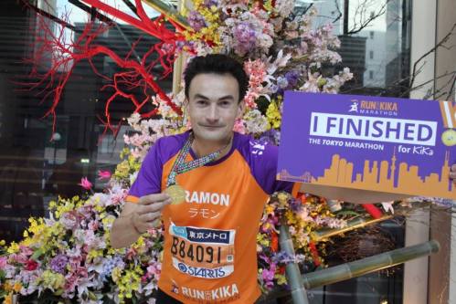 Ramon de la Fuente met de medaille van de Tokyo marathon voor KiKa