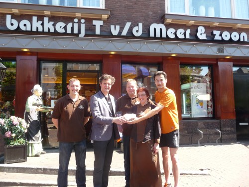 Eerste Run4KiKa brood uitgereikt aan Wethouder Boeve bij bakkerij T vd Meer