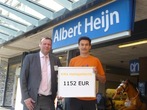 Bedrijfsleider Albert Heijn Erik Huigen en hardloper Ramon de la Fuente.