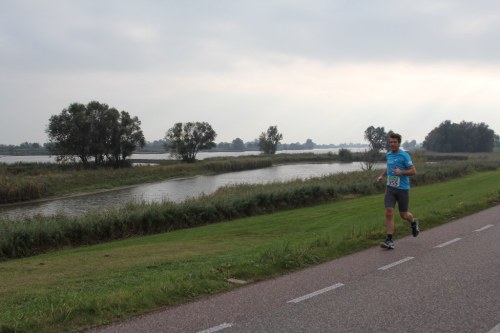 Herfstloop Lopik hardloopwedstrijd op de dijk langs de Lek