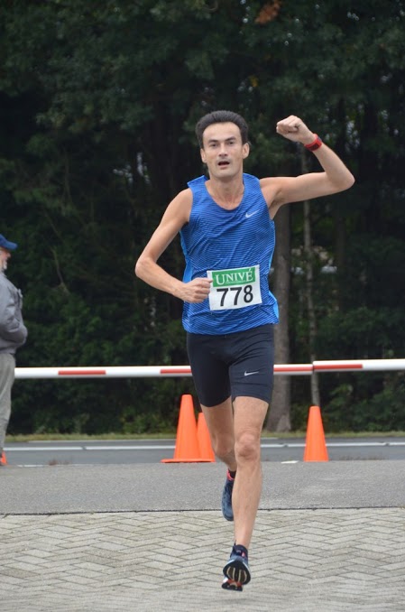 Ramon de la Fuente over de finish in Lopik in een PR