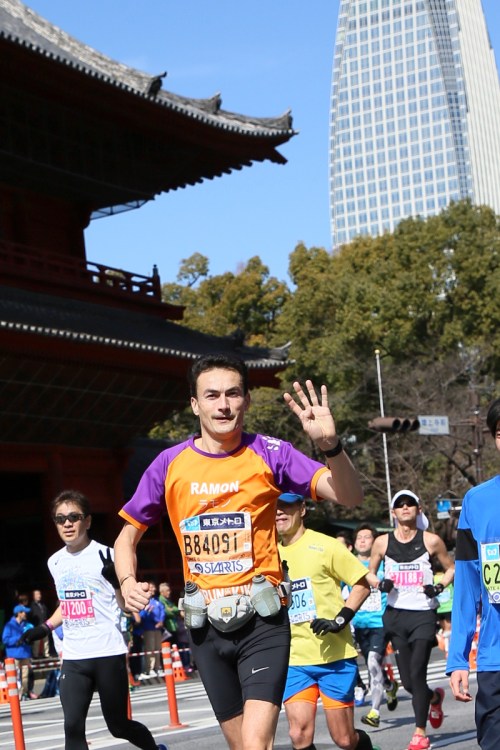 Ramon de la Fuente tijdens de Tokyo Marathon voor KiKa