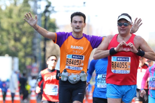 De finish is in zicht voor Ramon de la Fuente tijdens de Tokyo Marathon voor KiKa.