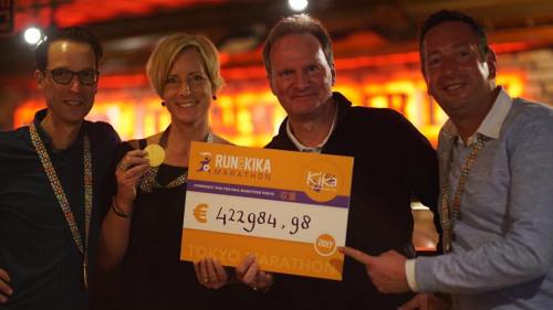 Frits Hirschstein ingezameld bedrag voor KiKa door Tokyo Marathon.