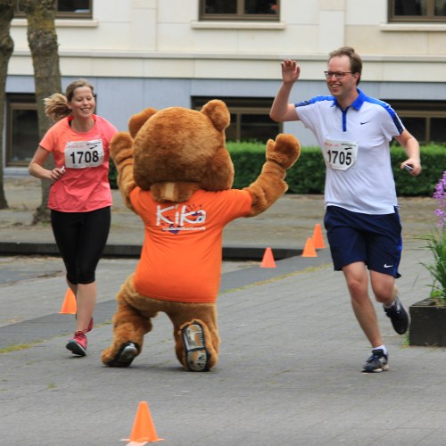 KiKa Run Leusderend finish-foto met KiKa beer
