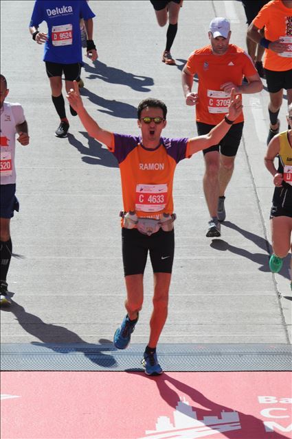 Finish van de Chicago Marathon voor KiKa van Ramon de la Fuente.